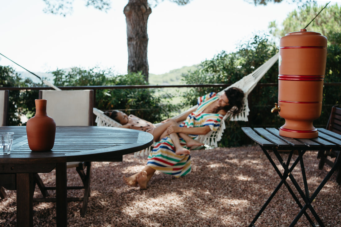 El agua filtrada, una alternativa superior al agua embotellada y la ósmosis inversa