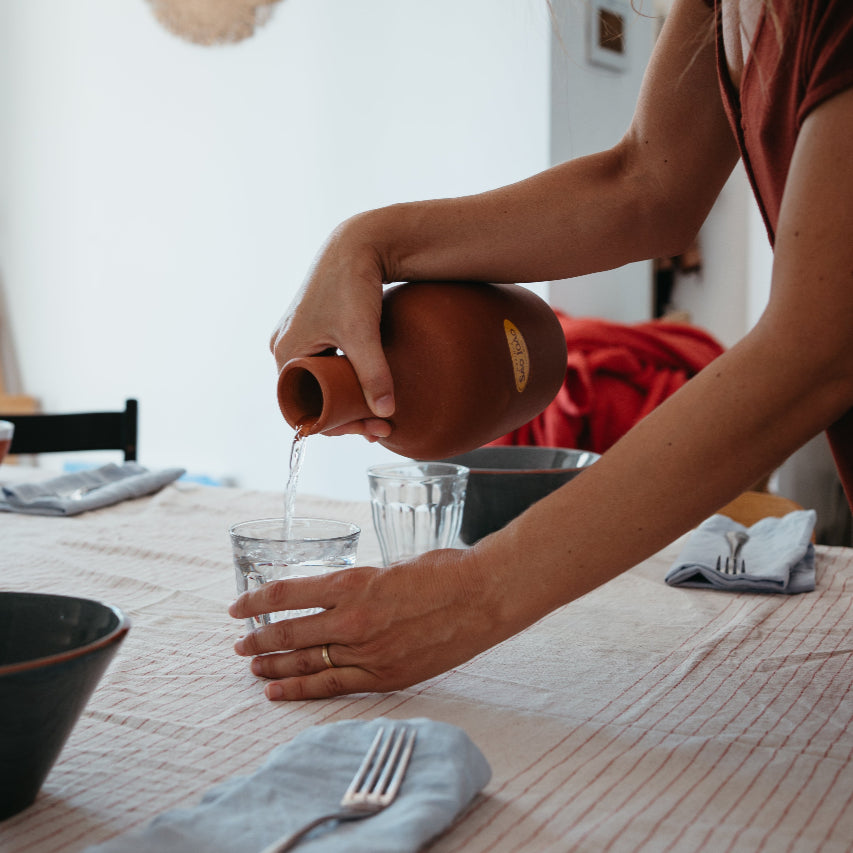¿Notas sabor a arcilla en tu filtro nuevo? Tranquilo, es parte del proceso natural