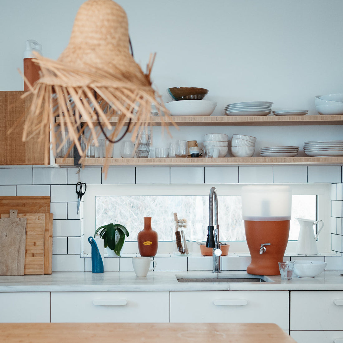 El agua filtrada, una alternativa superior al agua embotellada y la ósmosis inversa