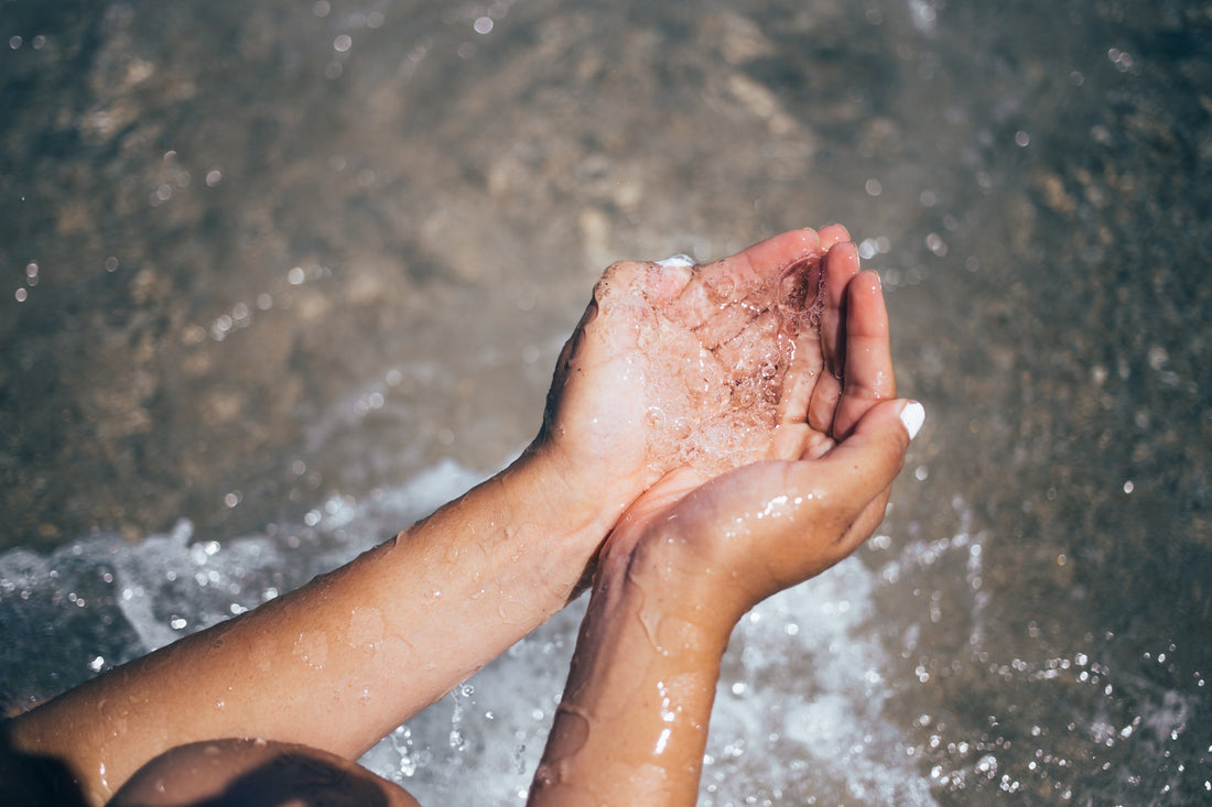 El agua filtrada, una alternativa superior al agua embotellada y la ósmosis inversa